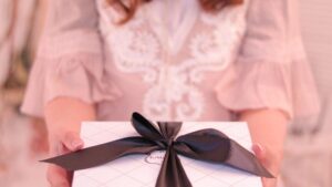 プレゼントを手渡す女性